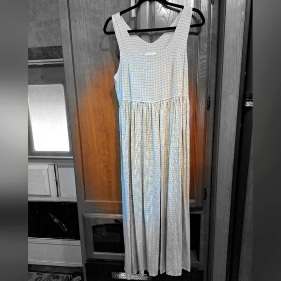 Boulevard De Paris Dresses & Skirts - A Boulevard De Paris sleeveless maxi dress in a size 14.